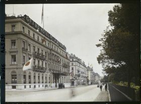 Image représentant Cinquième assemblée annuelle de la Société des Nations (SDN) à Genève. Le Grand Hôtel de la Métropole, résidence de la délégation japonaise, devant le Jardin anglais