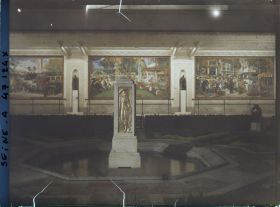 Image représentant L'Exposition des arts décoratifs, Cour des métiers, sur l'esplanade des Invalides, Charles Plumet, Panneaux de Rapin, Marret et Guillonnet