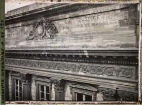 Image représentant Le fronton de l'actuel Tribunal de Grande instance, 10 rue du Palais