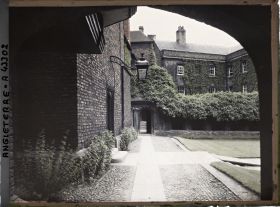 Image représentant La cour du cloître du Queen's College