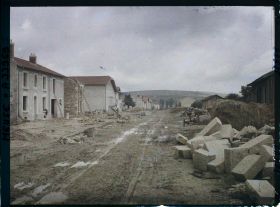 Image représentant France, Charny, Une rue près de la Poste (Reconstructions) vue prise vers la Meuse