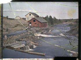 Image représentant Une scierie hydraulique au bord du RyssÅn depuis le pont de pierre du village