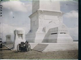 Image représentant France, Ne De de Lorette, La base du Monument (du phare)