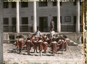 Image représentant Les enfants de la section maternelle de l'école de l'Alliance Israélite Universelle