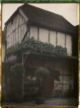 Image représentant Les bâtiments anciens de la Cour de l'Hôtel du Dauphin