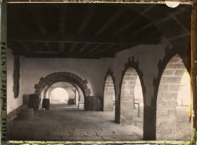 Image représentant France, La Bastide - Clairence, Sous les arceaux de la Place l'autre coté