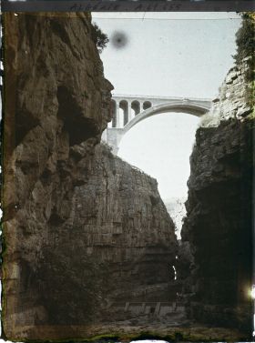 Image représentant Algérie, Constantine, Au fond des gorges, Vue vers le Pont de Sidi-Rached