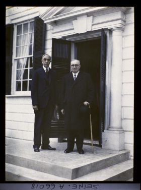 Image représentant L'Exposition Coloniale Internationale de 1931, Paul Claudel, ambassadeur de France aux États-Unis, sur le perron de la maison de Georges Washington ou maison du Mount Vernon