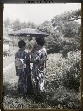 Image représentant Jeunes femmes portant un bébé