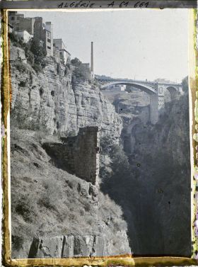 Image représentant Algérie, Constantine, Au fond des gorges, Ruines d'un Pont Romain, au fond, celui d'El Kantara