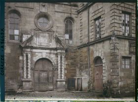 Image représentant La façade de la chapelle du collège des Doctrinaires ou ancien collège de jeunes filles