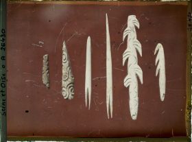 Image représentant France, St Germain-en-Laye, Musée : (Arudy) spirale (pointe gravée) 47081 autre spirale, 47119 Gourdon, pointe de flèche à base fondue 48405; pointe de flèche a base fondue Gourdon, Harpon à dble rang de barbelures 48172. autre à 1 rang 49162 pointe de flèche à base fondue 46670