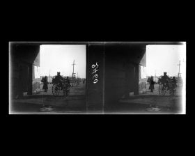 Image représentant Un pousse dans le passage de Xianmen s'engage sur Xianmendajie ("avenue de la Porte de la Paix de l'Ouest")