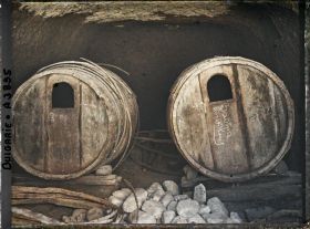 Image représentant Deux tonneaux dans une cave à vin creusée dans la falaise