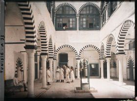 Image représentant La cour de l'école de médecine de l'hôpital Sadiki