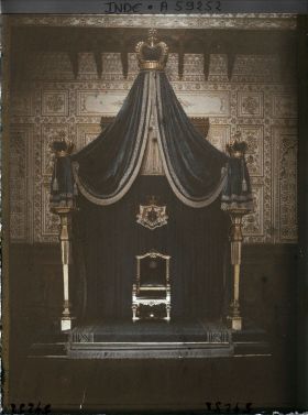 Image représentant Trône (gadi) dans la salle des audiences du palais Jagatjit