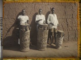 Image représentant Joueurs de tam-tam yorouba et tambours royaux