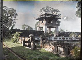 Image représentant Vue de la troisième cour sur la balustrade de l'enceinte du bassin quadrangulaire Thien-quang-tinh (" Puits où se reflète l'éclat pur du ciel ") et le Khue-van-cac (Kiosque de la Littérature) du Van-mieu