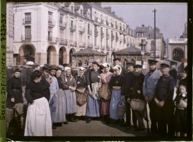 Image représentant Groupe de personnes posant devant les arcades