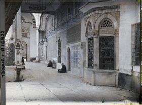 Image représentant Cour intérieure de l'Eyüp Sultan Camii ("mosquée du Sultan Eyüp"), la Grande Mosquée d'Eyüp