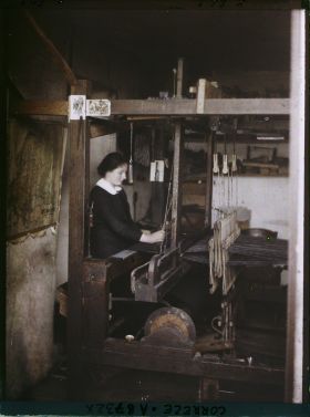 Image représentant Dans un atelier de tisserand, Mademoiselle Taterode remplaçant son père Emile tisserand
