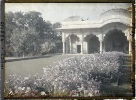 Image représentant Le pavillon de marbre devant la tour de l'Empereur (Shah Burj) dans le fort Rouge (Lal Qila)