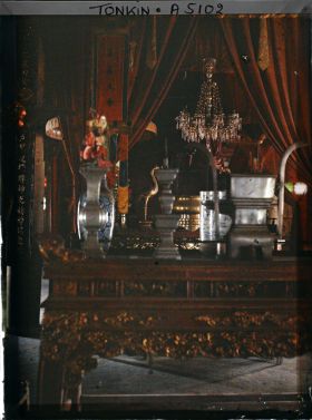 Image représentant Un autel au temple Chan-vu (ou Tran-vu) dans le quartier de la Citadelle (le Grand Lac)