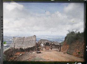 Image représentant Des villageois devant leurs habitations, au bord de la route à flanc du massif du Tam-dao (" Trois Sommets ")