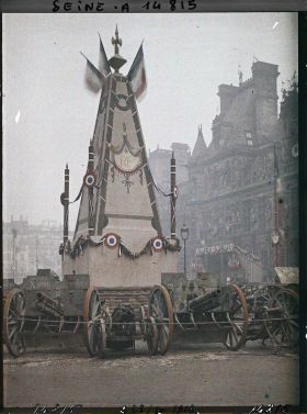 Image représentant Pylône élevé sur la place de l'Hôtel de Ville pour le 4ème emprunt national
