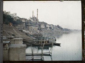 Image représentant Les  null ghâts, grands escaliers de pierre sur la rive gauche du Gange et la mosquée Alamgir