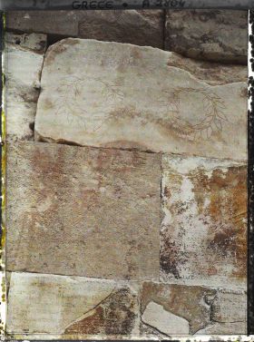 Image représentant Sanctuaire d'Apollon. Inscription sur un mur du Trésor des Athéniens : couronnes de lauriers