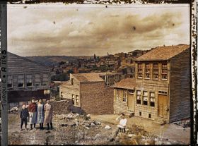 Image représentant Groupe de jeunes filles et maisons en bois dans le quartier de Pera (actuel Beyoglu)