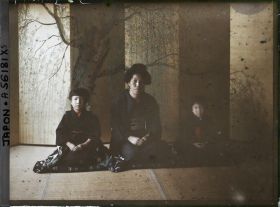 Image représentant Famille paysanne en costume de cérémonie