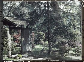Image représentant Porte du " village japonais " dans un écrin de verdure situé à la limite du " sanctuaire japonais "
