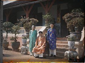 Image représentant L'ex Kinh-lu'o'c (vice-roi) du Tonkin, entouré de son fils le Tông-dôc (gouverneur) de la province et de son épouse, devant leur villa