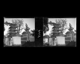 Image représentant La pagode et deux bouddhas de bronze du temple senso-ji dans le parc d'Asakusa