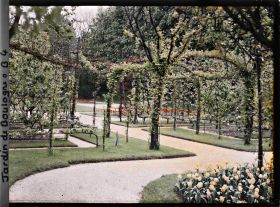 Image représentant Rond-point fleuri et partie est du verger-roseraie, proches du jardin français