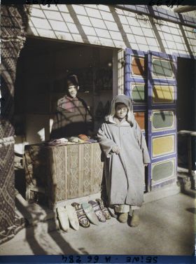 Image représentant L'Exposition Coloniale Internationale de 1931, marchands de babouches marocains