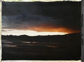 Image représentant Coucher de soleil sur un cours d'eau, peut-être la Tola