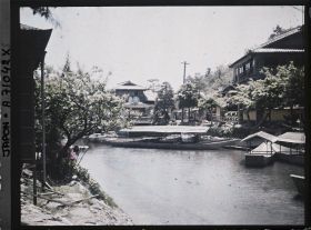 Image représentant canal ou rivière traversant une ville