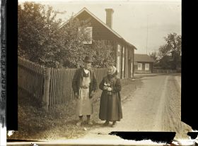 Image représentant Nisesmor, dite aussi Kari-moster, en compagnie de son époux