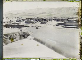 Image représentant Le village, la rivière Khabur au pied des montagnes (chaîne du Zagros, frontière du Kurdistan)