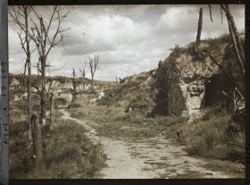Image représentant France, Laffaux, Un chemin au ravin (à gauche les grottes
