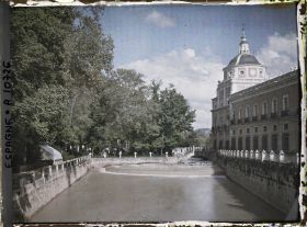 Image représentant Espagne, Aranjuez, La Ria, bras issu du Tage à la digue, à dr, le palais (aile g.) le jardin de la Isla