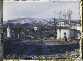 Image représentant Panorama de la ville dévastée vers les montagnes