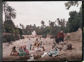 Image représentant Membres de la tribu des Ouled Naïl, assis dans le lit en partie asséché de l'oued Bou Saada, à proximité du pavillon du peintre Dinet