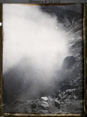 Image représentant Vapeur sulfureuse dans la vallée d'Owakudani ("Vallée des Grandes Eaux Chaudes") ou Ojigoku ("Grand Enfer")
