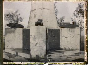 Image représentant Somme, La Boisselle, Monument à la Gloire des régiments de Tanks