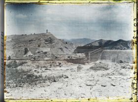 Image représentant Environs de Perrégaux ; vue panoramique du barrage de l'Habra ; la brèche dans le mur, survenue lors de la catastrophe de 1927