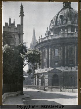 Image représentant La Radcliffe Science Library. Au fond, le clocher de l'église Sainte Marie